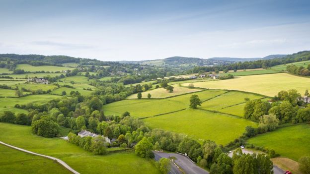 Imagem mostra campos e estrada em área rural da Inglaterra