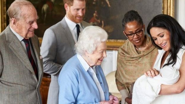 Công tước và Công nương xứ Sussex đặt tên con trai là Archie Harrison Mountbatten-Windsor.