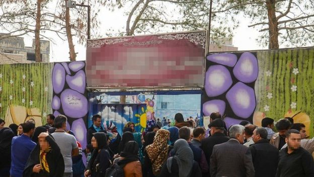 تجمع والدین مقابل مدرسه پسرانه اصفهان
