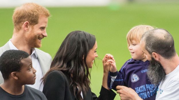 Harry y Meghan saludan a una niña