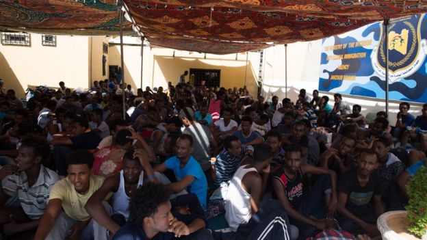 مهاجرون فروا من معتقل في طرابلس