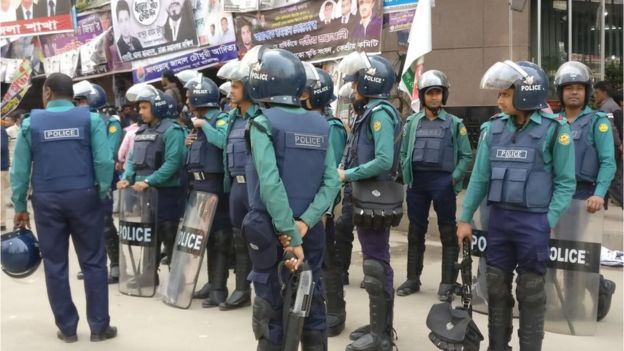 নয়াপল্টনে বিএনপির কেন্দ্রীয় কার্যালয়ের বাইরে পুলিশি নিরাপত্তা।