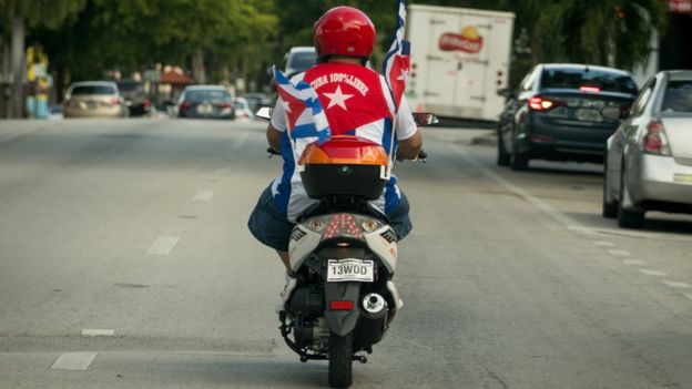 Motorista con la bandera cubana en Miami