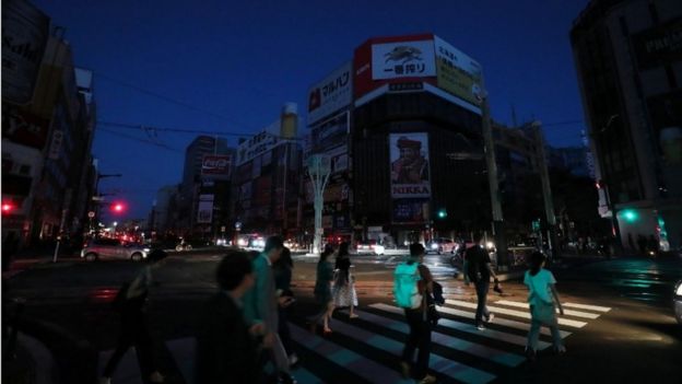 Imagem mostra rua em centro comercial da provÃ­ncia de Hokkaido, no Japão, em meio a apagão provocado por terremoto