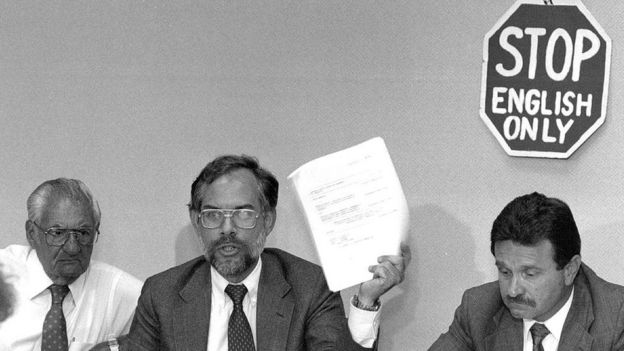 Barry Roseman y otros colegas de la Coalición Nacional Contra Solo Inglés en una actividad en 1990