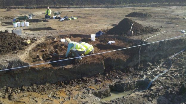 Ancient Archaeological Finds - Page 2 _109945744_berryfields_excavating_the_waterlogged_pit