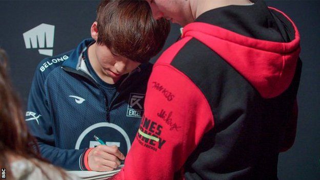 EXCEL player Son Young-min, known as 'Mickey', signs autographs