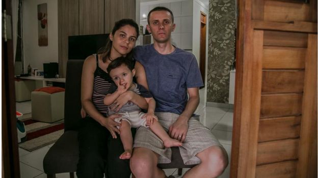 O analista de sistemas Rinaldo Silveira, a nutricionista Michelle Costa e o filho do casal, Guilheme
