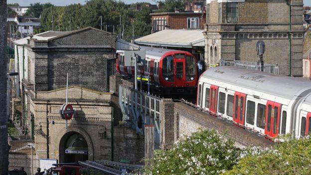 Linea de District Line del metro de Londres a su paso por la estación de Parsons Green
