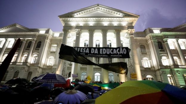 Protesto diante da UFPR, em Curitiba