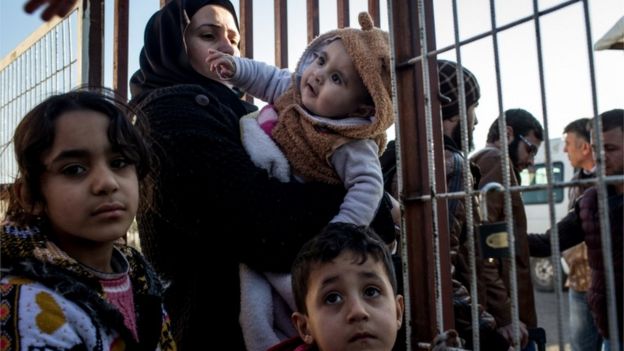 لاجئة سورية وأطفالها