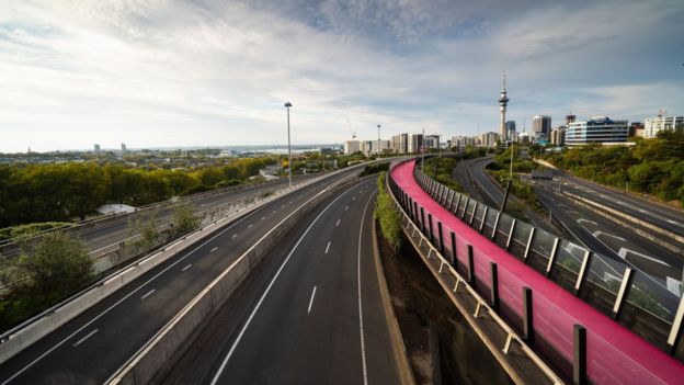 Autopista con Auckland al fondo