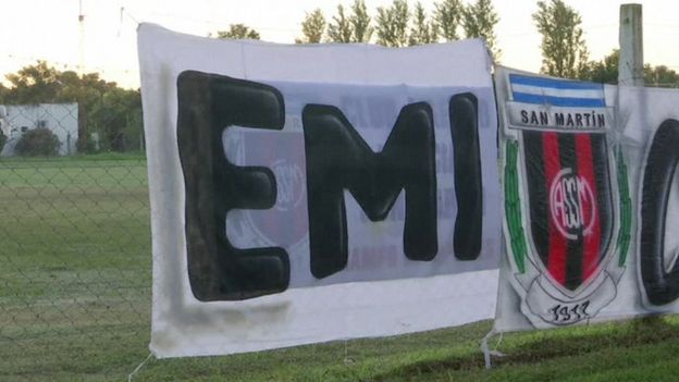 Un cartel que dice EMI (en honor a Emiliano Sala)