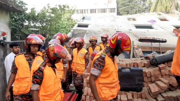 ভবনের ভেতরে আটকে পড়াদের উদ্ধারে চেষ্টা চালিয়ে যাচ্ছেন দমকল বাহিনীর সদস্যরা