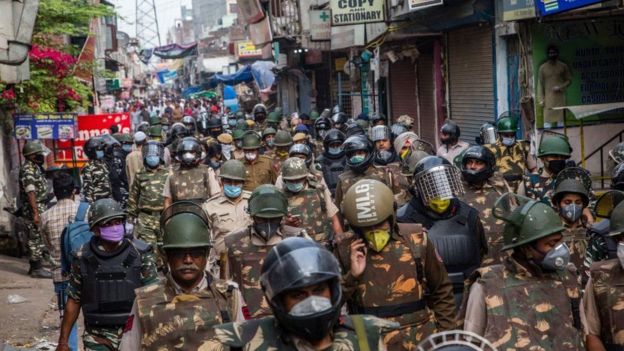 Policía en una calle de India