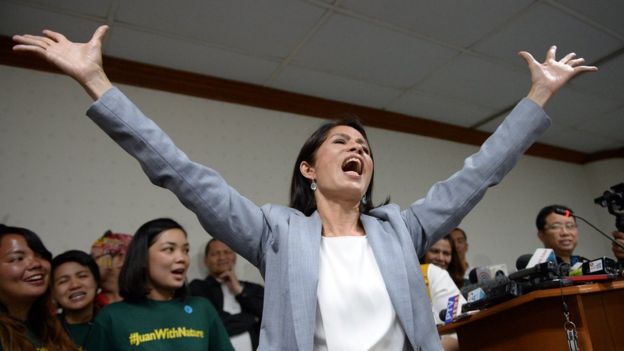 Gina Lopez singing I believe I can fly when she was rejected as environment secretary in 2017