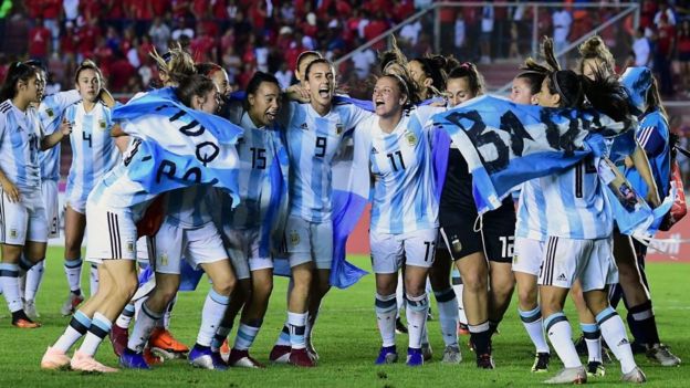 La jugadoras argentinas celebran su clasificación al mundial de Francia 2019.