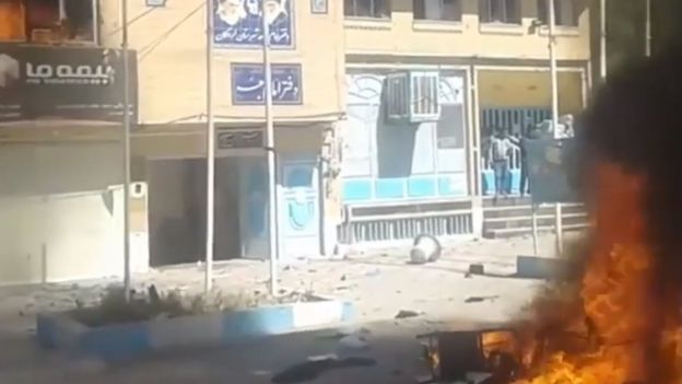 معترضان روز شنبه دفتر امام جمعه لردگان را به آتش کشیدند