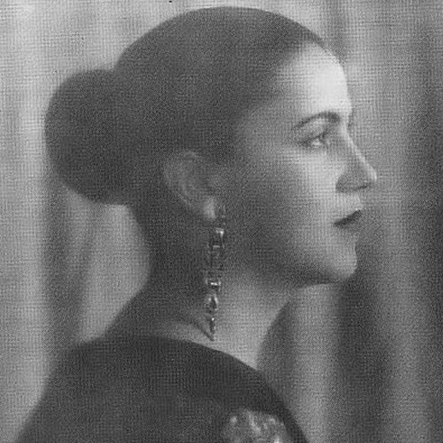 Em foto preto e branco, Tarsila do Amaral aparece de perfil