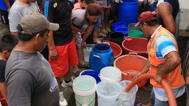 Fila para conseguir agua en Perú