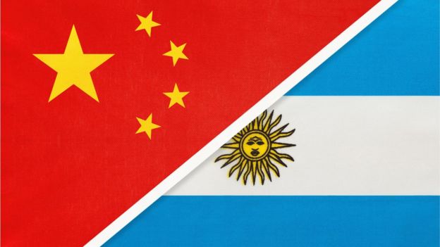 Banderas de China y Argentina