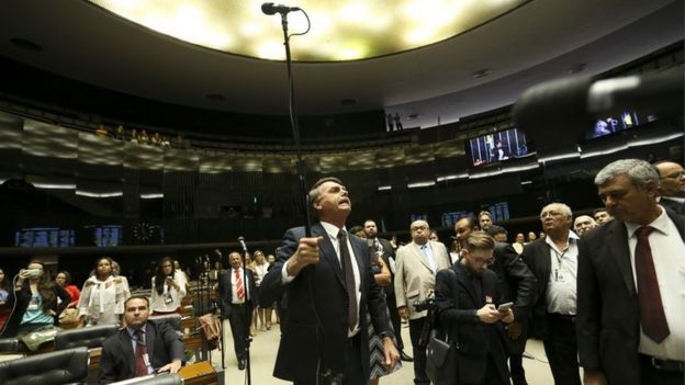 Jair Bolsonaro discute no plenário da Câmara