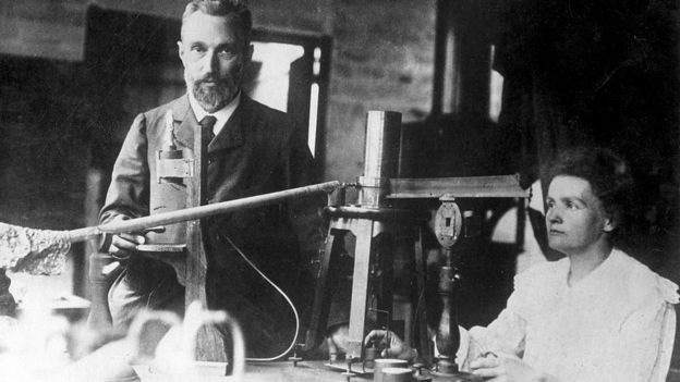 Marie Curie junto a Pierre Curie.