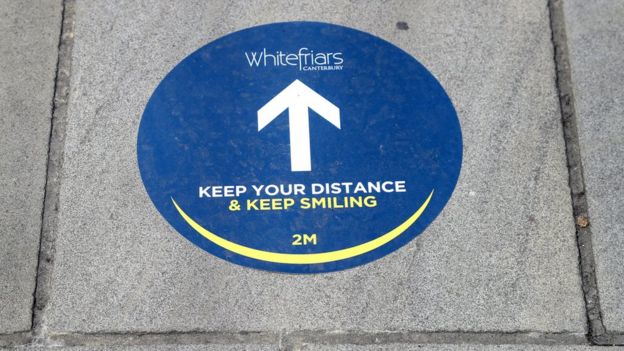 Uma visão das medidas de distanciamento social implementadas no shopping Whitefriars em Canterbury, Kent, enquanto as lojas se preparam para reabrir