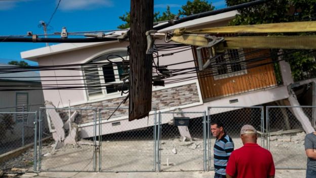 Casa derrubada por terremoto em Porto Rico