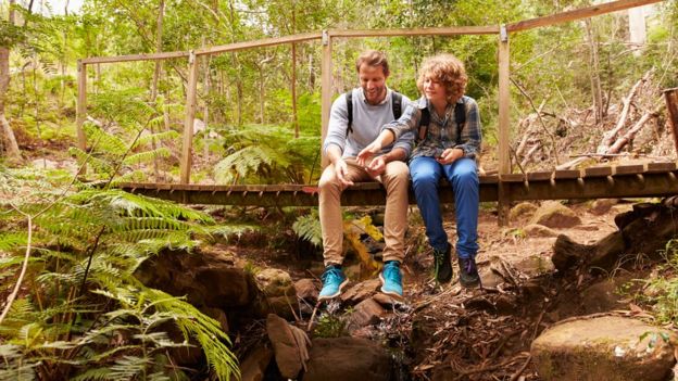 Люди играют в Пустяки в Ашдаунском лесу