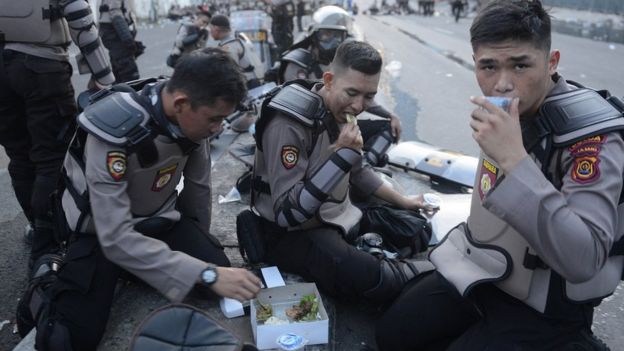 Polisi yang tengah bertugas berbuka puasa.