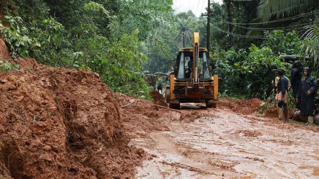 'நிவாரண முகாம்காளில் 54 ஆயிரம் பேர்' - வெள்ளத்தில் மிதக்கும் கேரளா