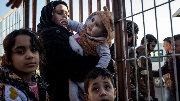 Jóvenes y adultos en la frontera turca.