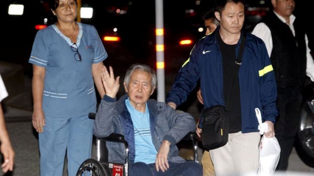 Alberto y Kenji Fujimori saliendo de una clínica de Lima después de recibir el indulto.
