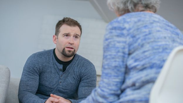 Hombre dialogando con una mujer