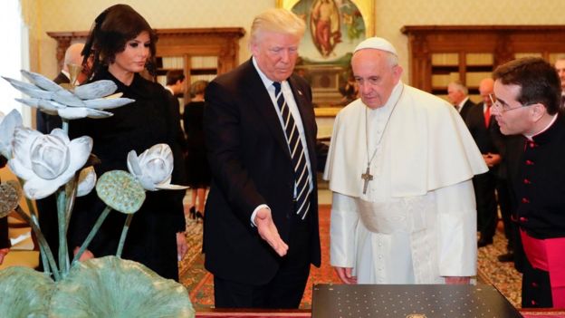 Donald Trump with his wife and Pope Francis
