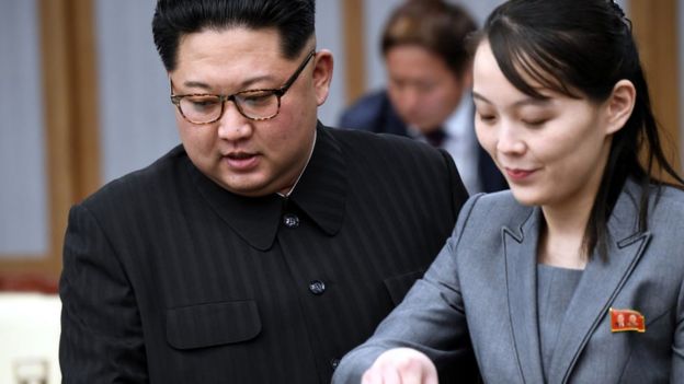 Kim Jong-un junto a su hermana, Kim Yo-jong, con quien tiene una relación muy próxima.