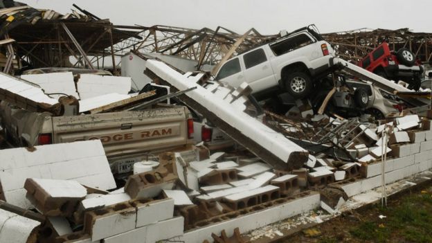 Numerosas edificaciones y vehículos han quedado destrozados.