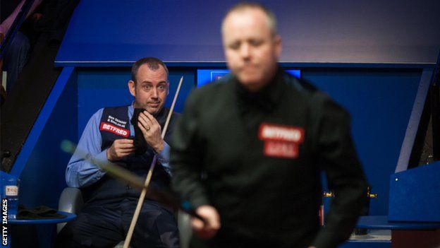 Mark Williams bides his time during the 2018 World Snooker Championship as John Higgins considers his next shot