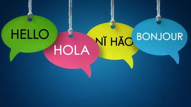 Globos de diálogos con la palabra hola en diferentes idiomas.