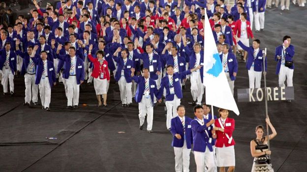 Las delegaciones de las dos coreas desfilan juntas en Atenas 2004