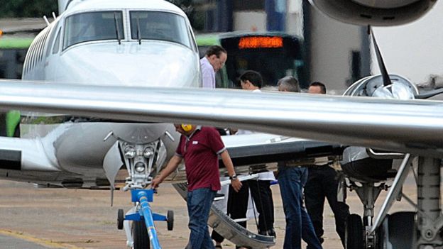 Paulo Maluf desce de helicóptero para ser preso em foto de 2017