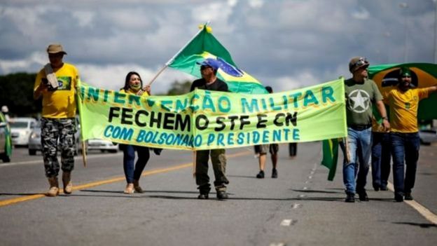 Manifestantes em Brasília pedindo intervenção militar