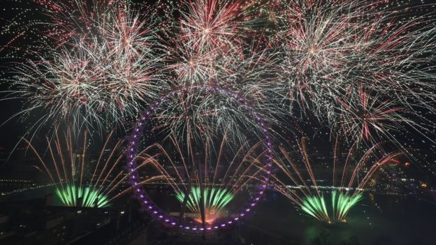 Spectacular new year firework displays welcome 2018 - BBC News