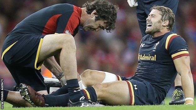 Leigh Halfpenny in pain before coming off against Italy in 2015