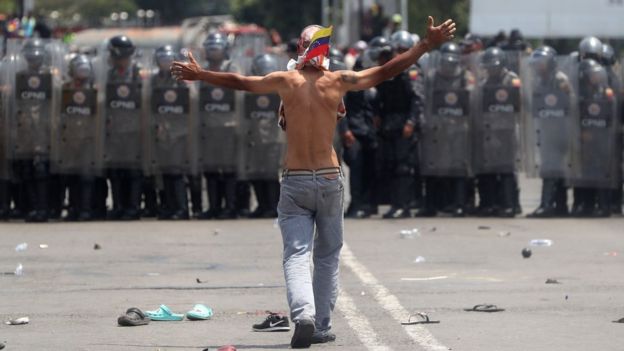 Opposition protesters face Venezuelan police at the Simón Bolívar International Bridge in Cucuta, Colombia. Photo: 23 February 2019