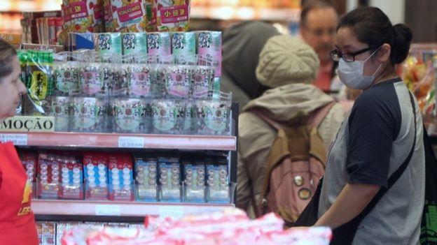 Una mujer asiática en un supermercado en Brasil.