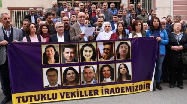 tutuklu HDP'li vekiller pankartı