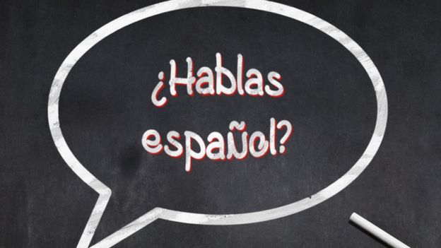 Pizarra con la frase ¿hablas español?