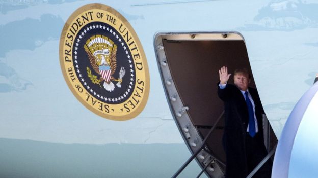 Donald Trump subiendo al Air Force One